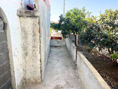 Moradia em fase de reconstrução em Santa Justa