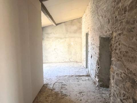 Moradia em fase de reconstrução em Santa Justa