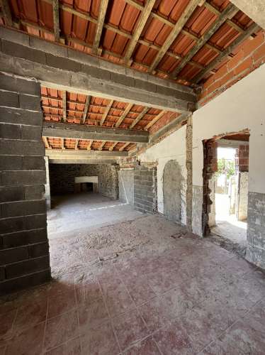 Moradia em fase de reconstrução em Santa Justa