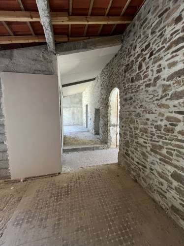 Moradia em fase de reconstrução em Santa Justa