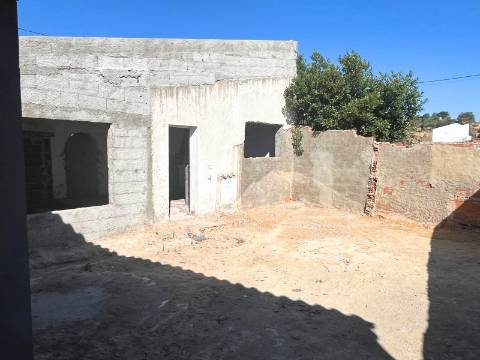 Moradia em fase de reconstrução em Santa Justa