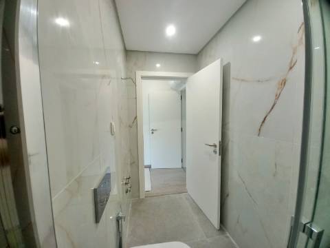 Excelente apartamento T2 com área total de 168,15 m2, garagem e arrumos fechados em fase de construção no centro de Almancil.