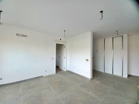 Excelente apartamento T3 com garagem e arrumos fechados em fase de construção no centro de Almancil!