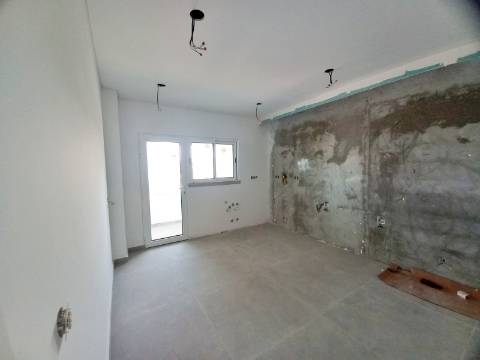 Excelente apartamento T3 com garagem e arrumos fechados em fase de construção no centro de Almancil!