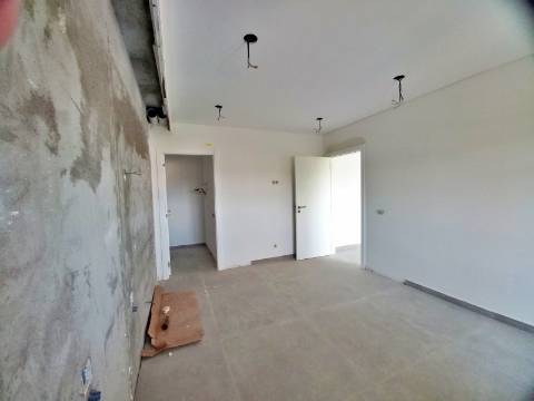 Excelente apartamento T3 com garagem e arrumos fechados em fase de construção no centro de Almancil!