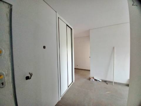 Excelente apartamento T3 com garagem e arrumos fechados em fase de construção no centro de Almancil!