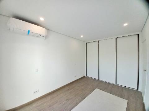 Excelente apartamento T3 com garagem e arrumos fechados em fase de construção no centro de Almancil!