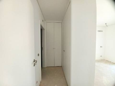 Excelente apartamento T3 com garagem e arrumos fechados em fase de construção no centro de Almancil!