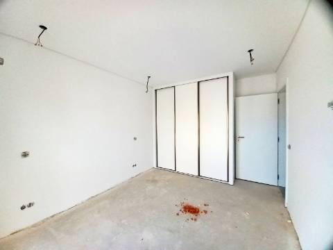 Excelente apartamento T3 com garagem e arrumos fechados em fase de construção no centro de Almancil!