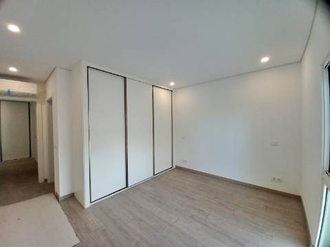 Excelente apartamento T3 com garagem e arrumos fechados em fase de construção no centro de Almancil!