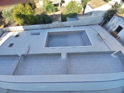 Excelente apartamento T2 com piscina, em fase de construção no centro de Almancil.