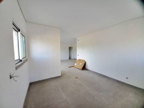 Excelente apartamento T2 com área total de 155m2, garagem e arrumos fechados em fase de construção no centro de Almancil.