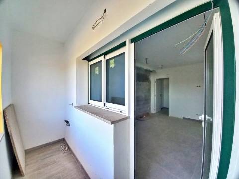 Excelente apartamento T2 com área total de 155m2, garagem e arrumos fechados em fase de construção no centro de Almancil.