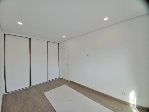 Excelente apartamento T2 com área total de 155m2, garagem e arrumos fechados em fase de construção no centro de Almancil.