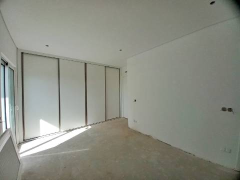 Excelente apartamento T2 com área total de 155m2, garagem e arrumos fechados em fase de construção no centro de Almancil.