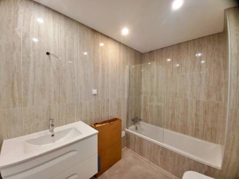 Excelente apartamento T2 com área total de 155m2, garagem e arrumos fechados em fase de construção no centro de Almancil.