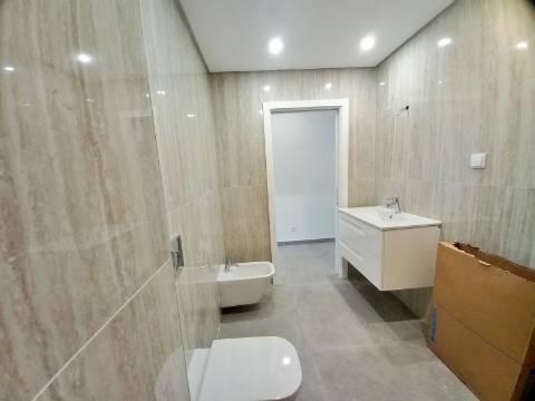 Excelente apartamento T2 com área total de 155m2, garagem e arrumos fechados em fase de construção no centro de Almancil.