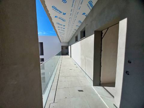 Excelente apartamento T2 com piscina, em fase de construção no centro de Almancil.