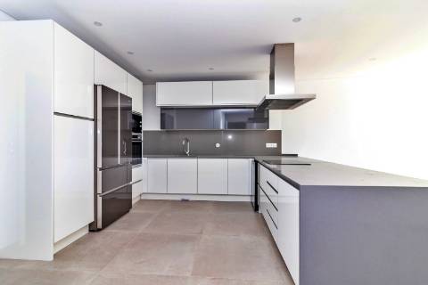 Excelente apartamento T2 com boas áreas, garagem e arrumo fechado em fase de construção no centro de Loulé.