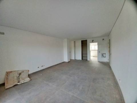 Excelente apartamento T3 com área total de 147m2, garagem e arrumos fechados em fase de construção no centro de Almancil.