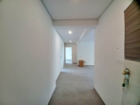 Excelente apartamento T3 com área total de 147m2, garagem e arrumos fechados em fase de construção no centro de Almancil.