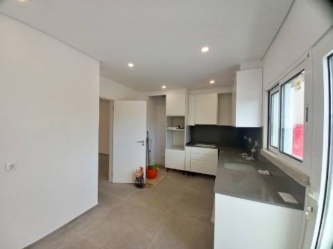 Excelente apartamento T2 com área total de 120m2, garagem e arrumos fechados em fase de construção no centro de Almancil.