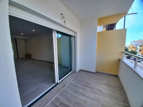 Excelente apartamento T2 com área total de 120m2, garagem e arrumos fechados em fase de construção no centro de Almancil.