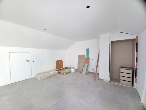 Excelente apartamento T2 com área total de 120m2, garagem e arrumos fechados em fase de construção no centro de Almancil.