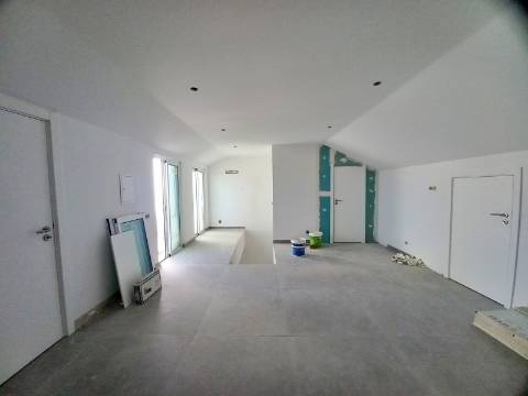 Excelente apartamento T2 com área total de 120m2, garagem e arrumos fechados em fase de construção no centro de Almancil.