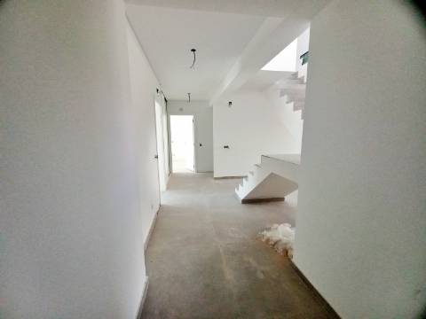 Excelente apartamento T2 com área total de 120m2, garagem e arrumos fechados em fase de construção no centro de Almancil.