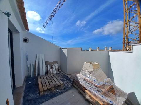 Excelente apartamento T2 com área total de 120m2, garagem e arrumos fechados em fase de construção no centro de Almancil.