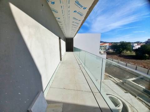 Excelente apartamento T2 com piscina, em fase de construção no centro de Almancil.