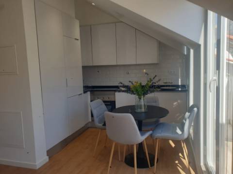 Fantástico Apartamento T2 totalmente remodelado com vista Rio, junto a Santa Apolónia, excelente localização