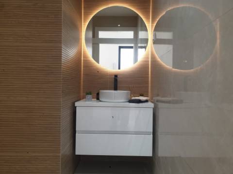 Fantástico Apartamento T2 totalmente remodelado com vista Rio, junto a Santa Apolónia, excelente localização