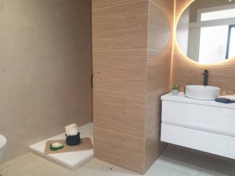 Fantástico Apartamento T2 totalmente remodelado com vista Rio, junto a Santa Apolónia, excelente localização