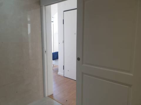 Fantástico Apartamento T2 totalmente remodelado com vista Rio, junto a Santa Apolónia, excelente localização