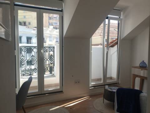 Fantástico Apartamento T2 totalmente remodelado com vista Rio, junto a Santa Apolónia, excelente localização