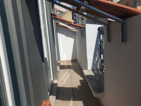 Fantástico Apartamento T2 totalmente remodelado com vista Rio, junto a Santa Apolónia, excelente localização