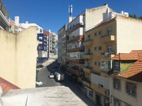 Fantástico Apartamento T2 totalmente remodelado com vista Rio, junto a Santa Apolónia, excelente localização