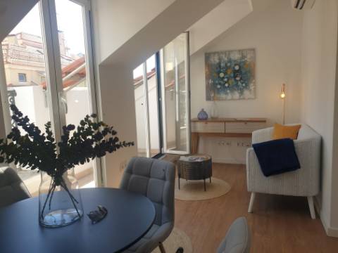 Fantástico Apartamento T2 totalmente remodelado com vista Rio, junto a Santa Apolónia, excelente localização