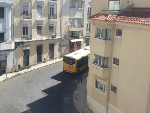 Fantástico Apartamento T2 totalmente remodelado com vista Rio, junto a Santa Apolónia, excelente localização