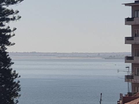 Fantástico Apartamento T2 totalmente remodelado com vista Rio, junto a Santa Apolónia, excelente localização