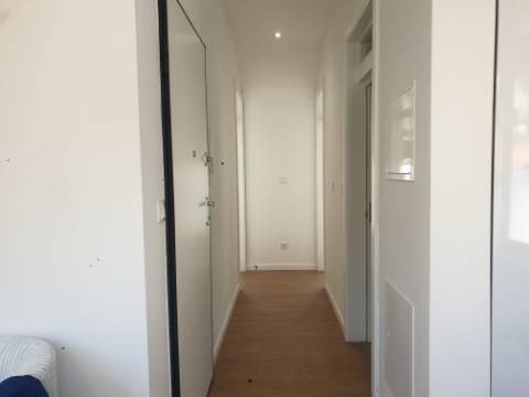 Fantástico Apartamento T2 totalmente remodelado com vista Rio, junto a Santa Apolónia, excelente localização