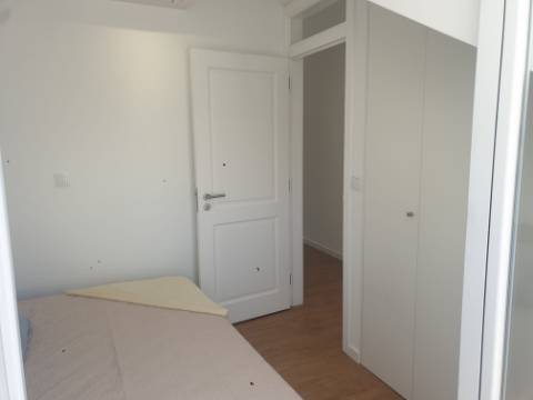 Fantástico Apartamento T2 totalmente remodelado com vista Rio, junto a Santa Apolónia, excelente localização