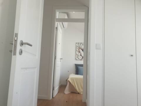 Fantástico Apartamento T2 totalmente remodelado com vista Rio, junto a Santa Apolónia, excelente localização