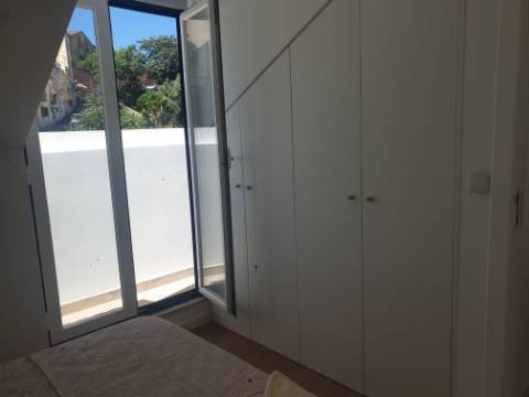 Fantástico Apartamento T2 totalmente remodelado com vista Rio, junto a Santa Apolónia, excelente localização