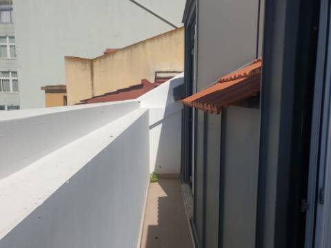 Fantástico Apartamento T2 totalmente remodelado com vista Rio, junto a Santa Apolónia, excelente localização