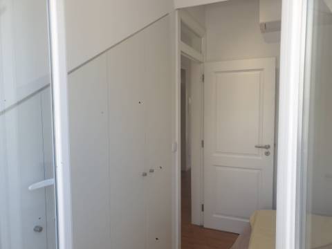 Fantástico Apartamento T2 totalmente remodelado com vista Rio, junto a Santa Apolónia, excelente localização