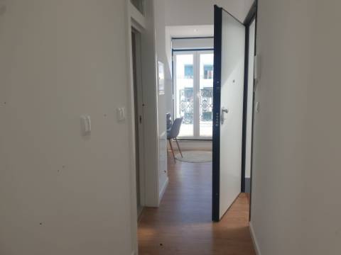 Fantástico Apartamento T2 totalmente remodelado com vista Rio, junto a Santa Apolónia, excelente localização