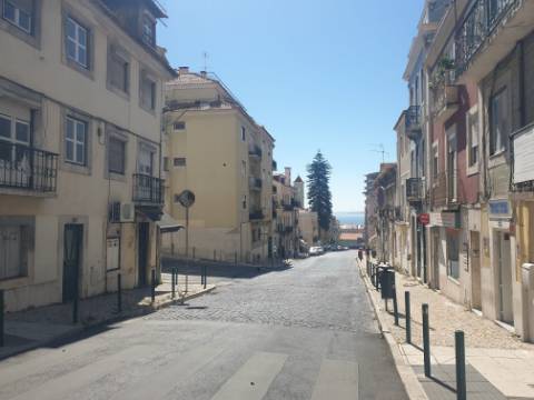 Fantástico Apartamento T2 totalmente remodelado com vista Rio, junto a Santa Apolónia, excelente localização